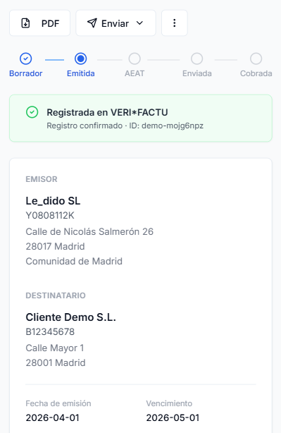 Detalle de factura en Verifacturamos mostrando Registrada en VERIFACTU con ID de registro confirmado, flujo de estado y botones de PDF y envío